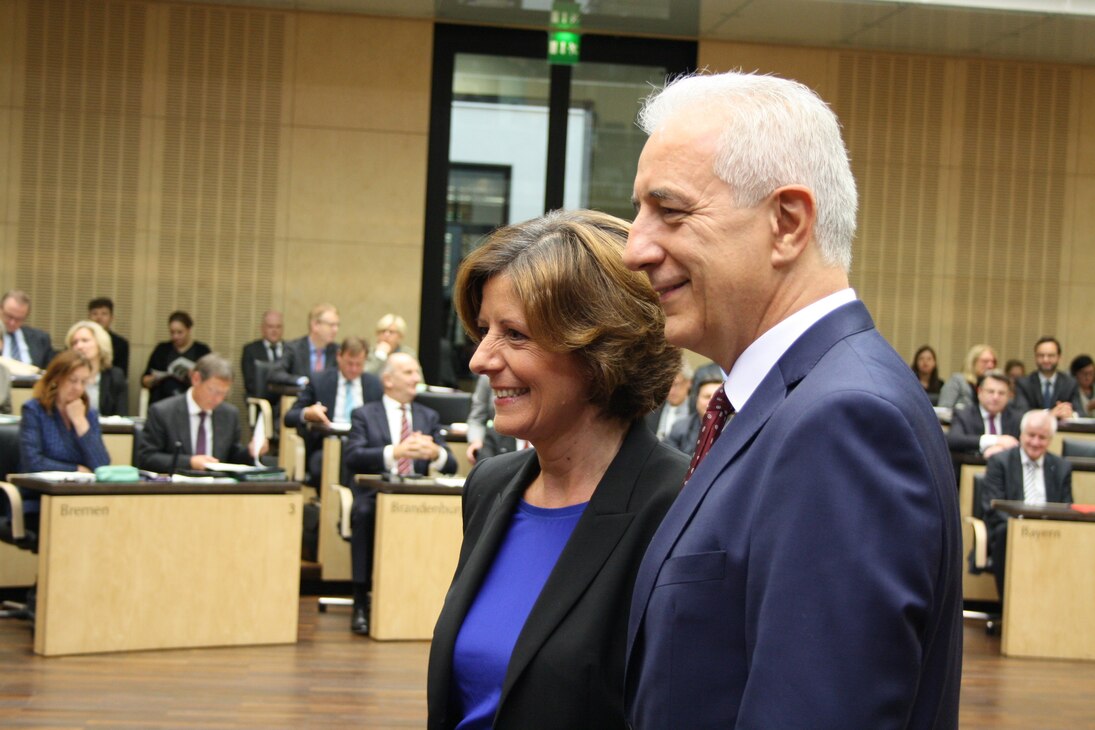 Bundesratspräsident Tillich gratuliert der neu gewählten Bundesratspräsidentin Dreyer