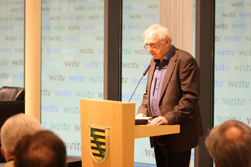 Hans-Ulrich Treichel am Rednerpult zur Lesung in der Landesvertretung Berlin