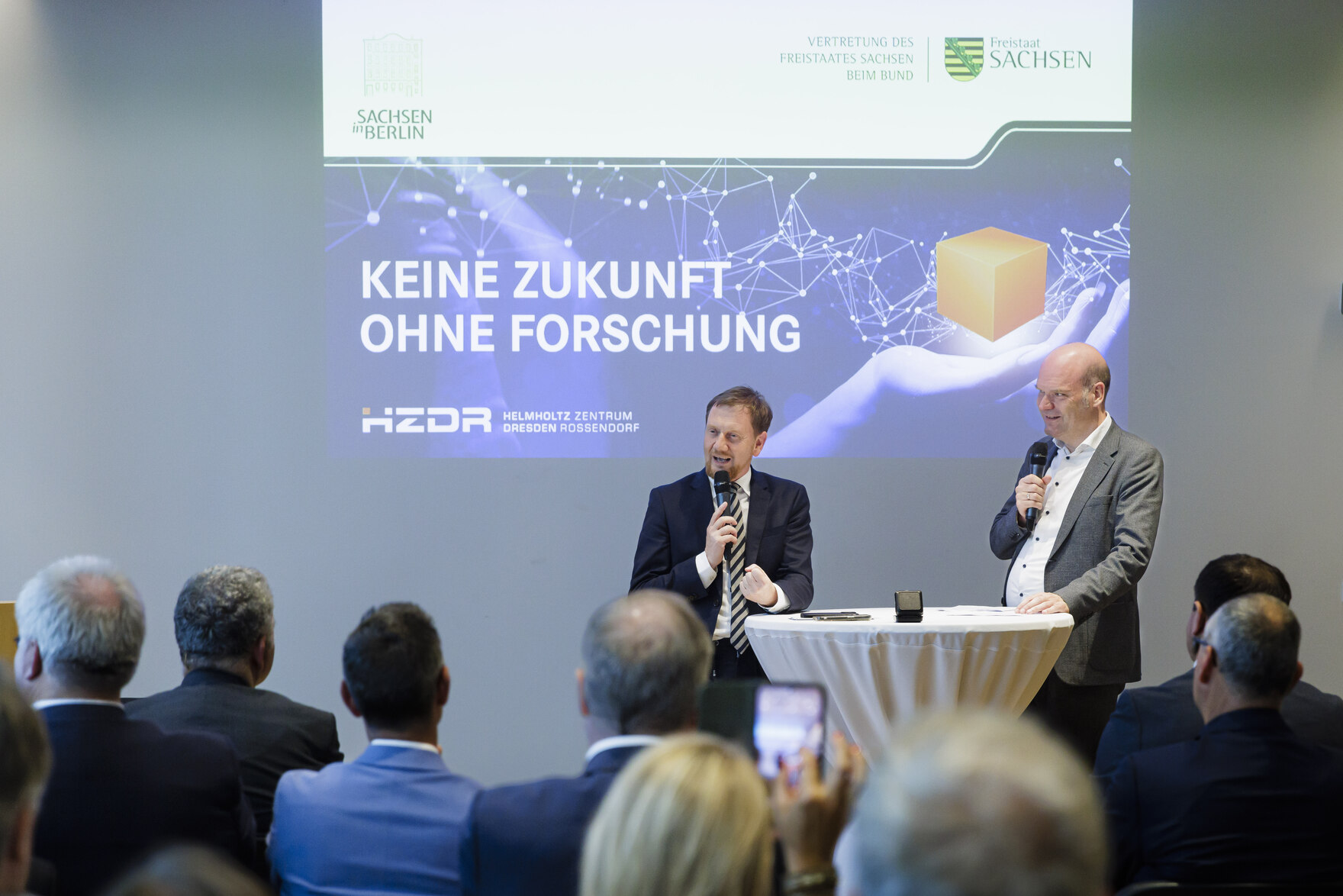 Der Ministerpräsident des Freistaates Sachsen, Michael Kretschmer (l.), und der Moderator Jan-Martin Wiarda (r.) unterhalten sich über die Bedeutung der Wissenschaft und des Helmholtz-Zentrums Dresden-Rossendorf (HZDR).