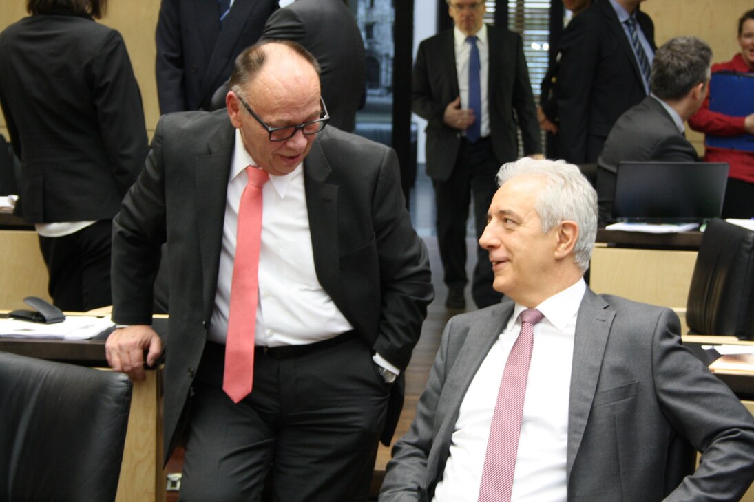 Bundesratspräsident Tillich und Staatssekretär Weimann im Gespräch