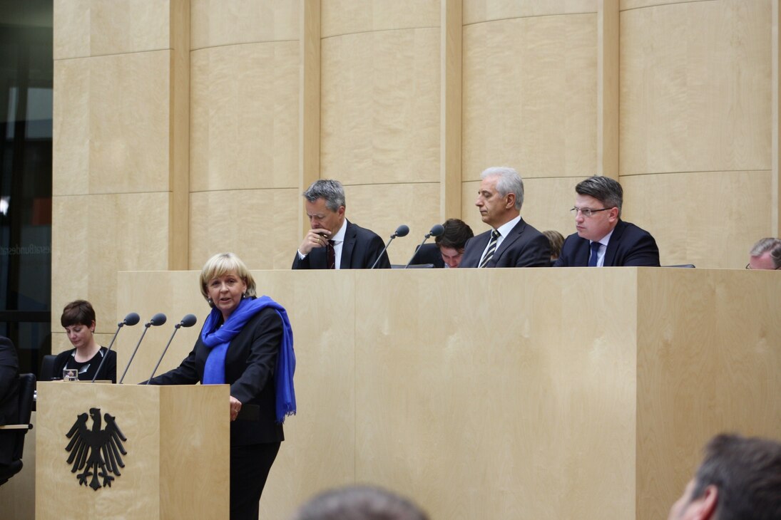 Ministerpräsident Stanislaw Tillich leitet die Bundesratssitzung 