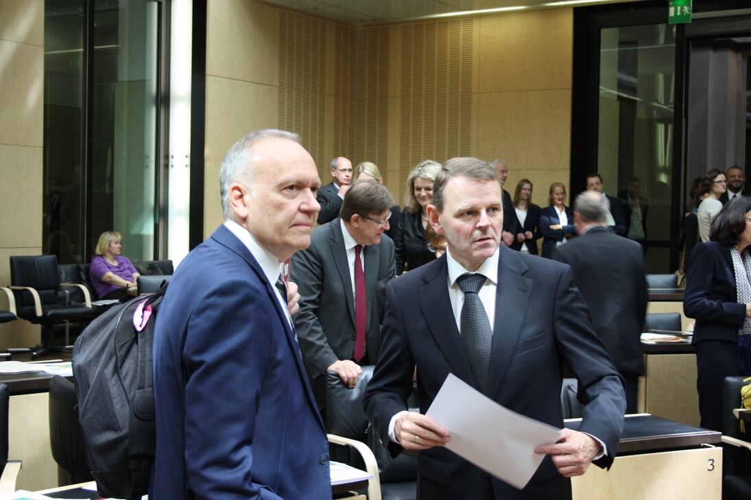 Regierungssprecher Christian Hoose im Gespräch mit Staatsminister Fritz Jaeckel