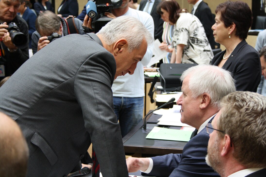 Ministerpräsident Stanislaw Tillich im Bundesrat Ministerpräsident Stanislaw Tillich im Gespräch mit Ministerpräsident Horst Seehofer