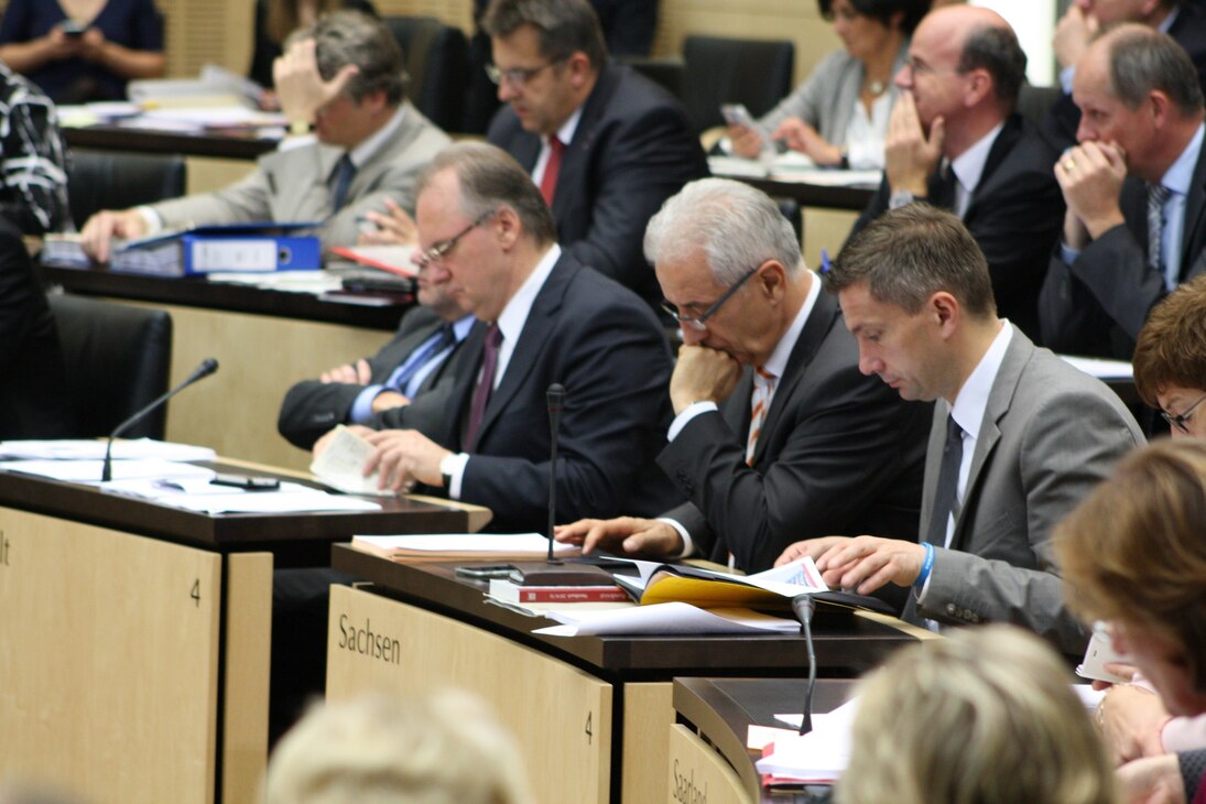 Ministerpräsident Stanislaw Tillich und Staatsminister Martin Dulig im Bundesratsplenum
