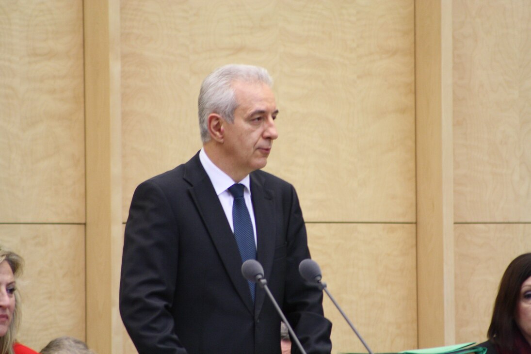 Bundesratspräsident Tillich bei seiner Ansprache zum Gedenken an den Völkermord an den Sinti, Roma und Jenischen